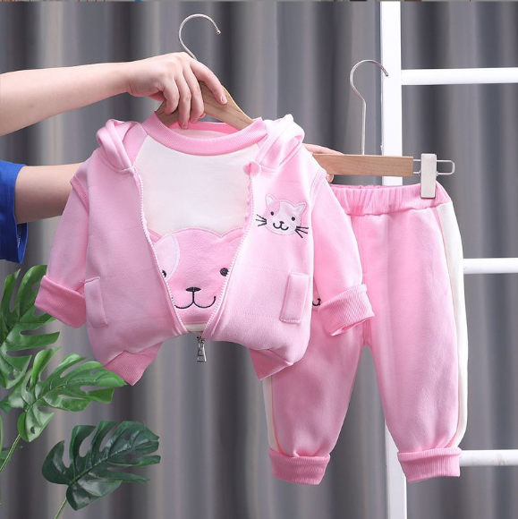 4438b72c-e1e8-4a7e-806f-0b0bd6bc96c2 Conjunto con Capucha de Tres Piezas Bordado