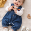 Bebé jugando con anillo de madera Enterito de Jeans Bordado
