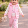 Niña sonriente en parque con peluche Conjunto con Capucha de Tres Piezas Bordado